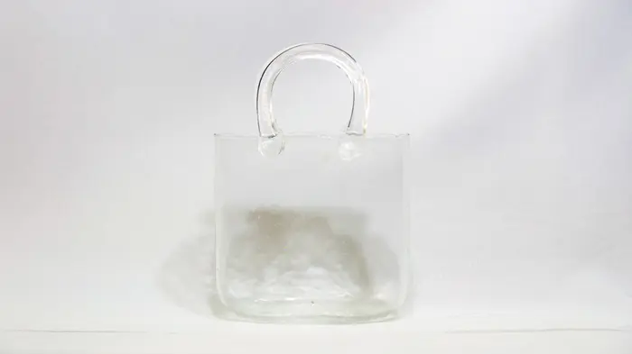 ואזה זכוכית בצורת תיק.