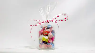 ואזה זכוכית עם מגוון פרלינים.