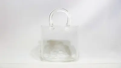 ואזה זכוכית בצורת תיק.