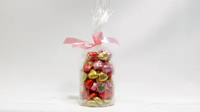 ואזה זכוכית עם שוקולד בצורת לב.