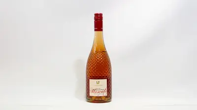 יין טפרברג מוסקטו אדום.