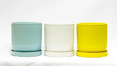 כלי קרמיקה עם חור.