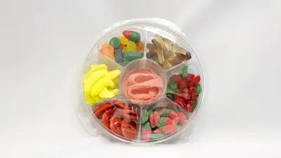 מגש ממתקי גומי מחולק.